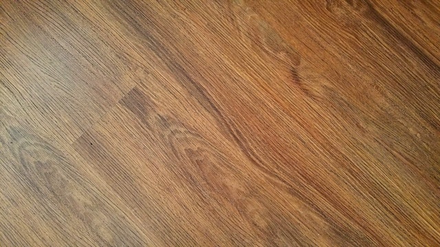 Slijtage op houten vloeren verminderen met olie