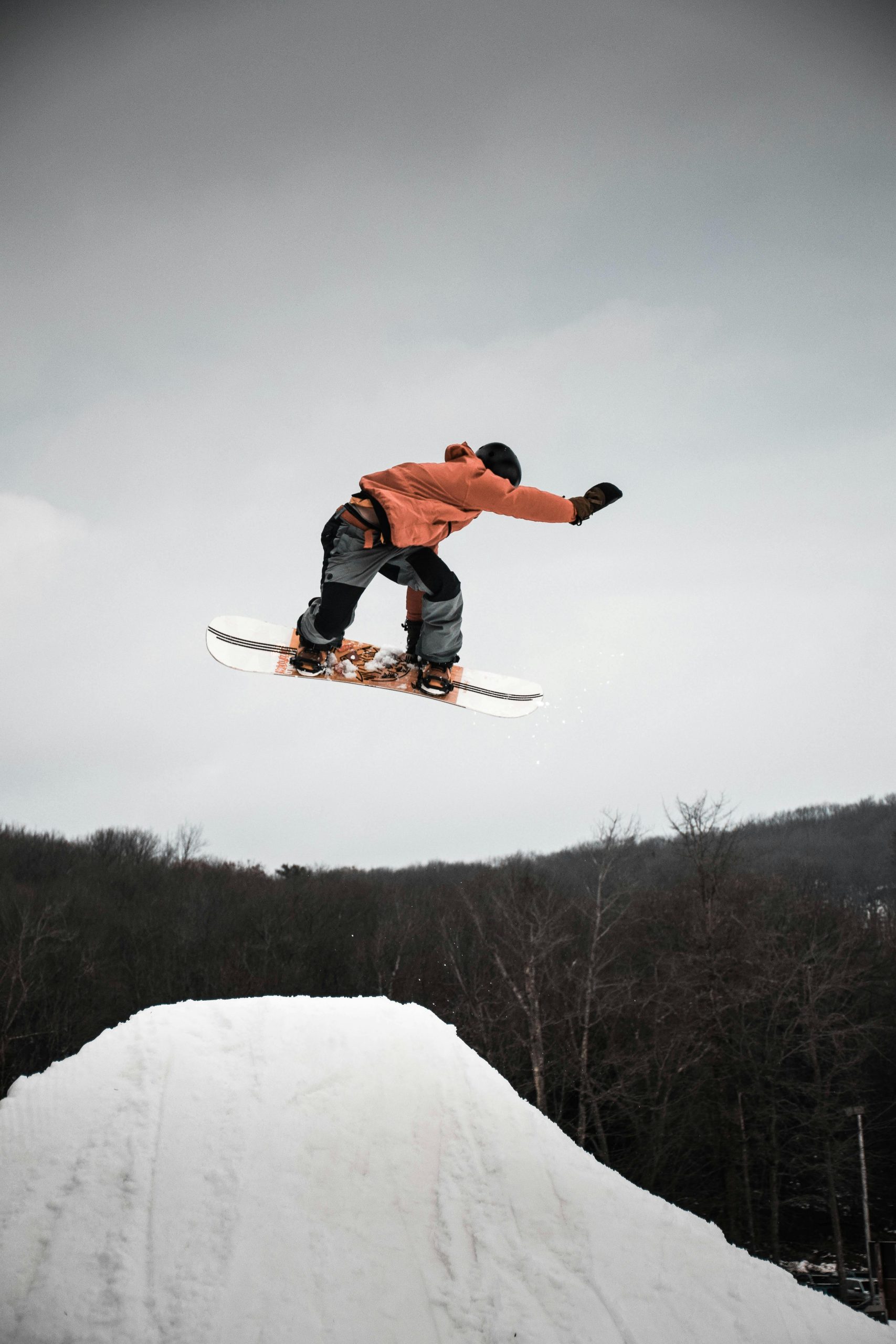 Glijdend door de winter: een diepgaande blik op de wereld van snowboards en bijbehorende uitrusting