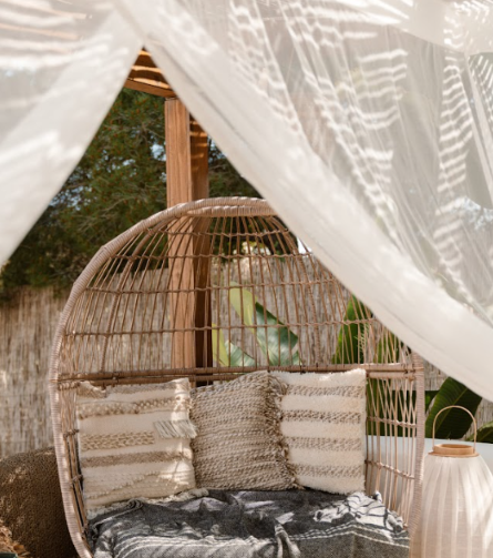 Stoel onder een gordijn